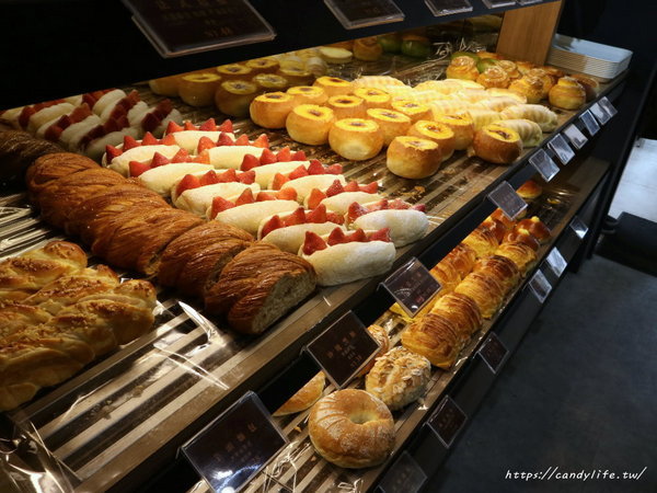 旅禾 泡芙之家：台中美食│不用跑好市多，在旅禾泡芙之家也吃的到超爆漿芋泥包！同場加映母親節蛋糕預購優惠～