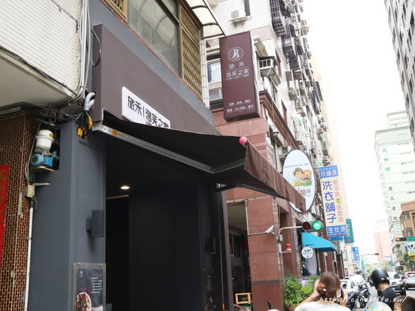 旅禾 泡芙之家：台中美食│旅禾 泡芙之家〃台中生日蛋糕推薦!!價格親民又好吃，現在還有推出母親節蛋糕優惠唷～