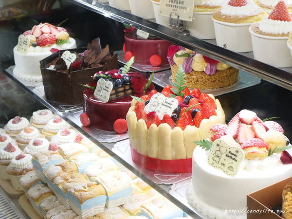 旅禾 泡芙之家：台中美食│旅禾 泡芙之家〃台中生日蛋糕推薦!!價格親民又好吃，現在還有推出母親節蛋糕優惠唷～