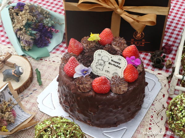 旅禾 泡芙之家：台中美食│旅禾 泡芙之家〃台中生日蛋糕推薦!!價格親民又好吃，現在還有推出母親節蛋糕優惠唷～