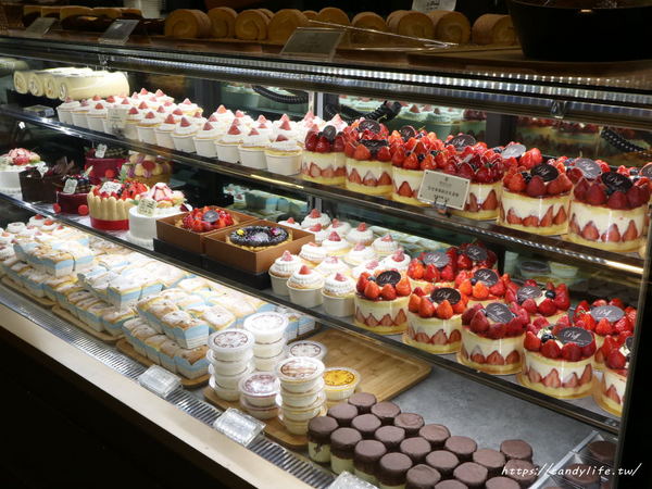 旅禾 泡芙之家：台中美食│旅禾 泡芙之家〃台中生日蛋糕推薦!!價格親民又好吃，現在還有推出母親節蛋糕優惠唷～