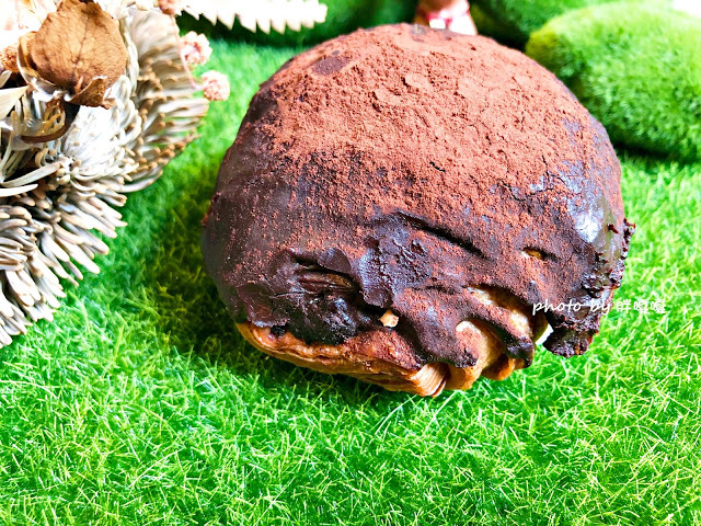 【台中 西區】旅禾 泡芙之家👉真的好吃的髒髒包,每日限量出爐,早上11點及下午3點,想吃就提早出門排隊去吧!價格也真的是很親民,一個40元不到^^