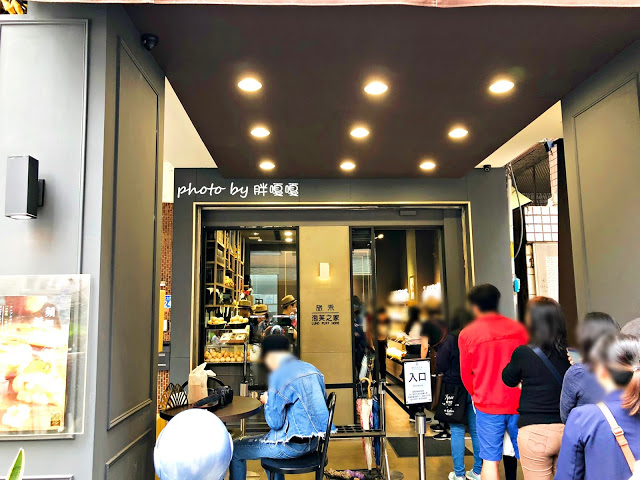 【台中 西區】旅禾 泡芙之家👉真的好吃的髒髒包,每日限量出爐,早上11點及下午3點,想吃就提早出門排隊去吧!價格也真的是很親民,一個40元不到^^