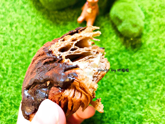 【台中 西區】旅禾 泡芙之家👉真的好吃的髒髒包,每日限量出爐,早上11點及下午3點,想吃就提早出門排隊去吧!價格也真的是很親民,一個40元不到^^