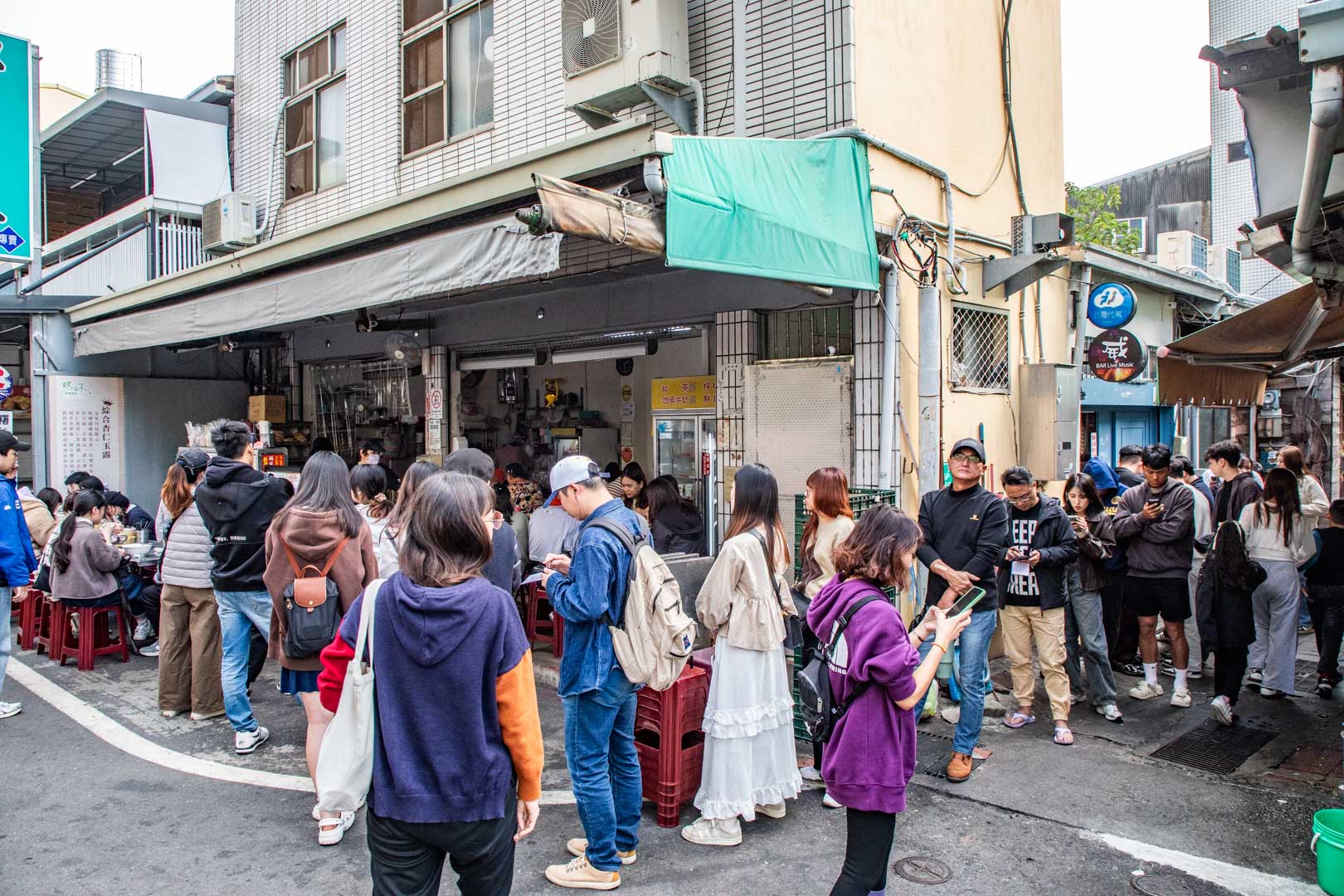 高CP值霸主！醇涎坊古早味鍋燒意麵～台南人大排長龍的銅板美食