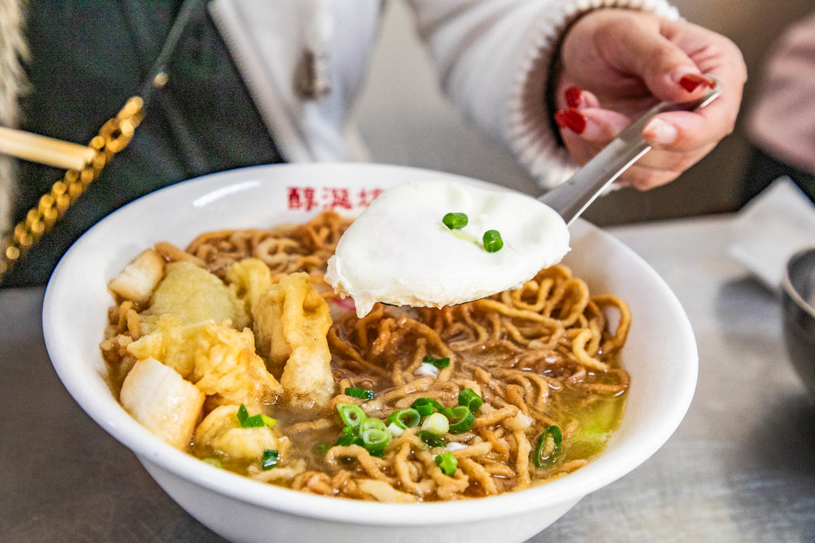高CP值霸主！醇涎坊古早味鍋燒意麵～台南人大排長龍的銅板美食