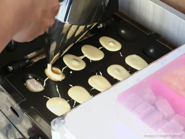 糖心雞蛋糕:台中美食│糖心雞蛋糕〃季節限定的草莓卡士達超美,還有芋泥口味的雞蛋糕唷~