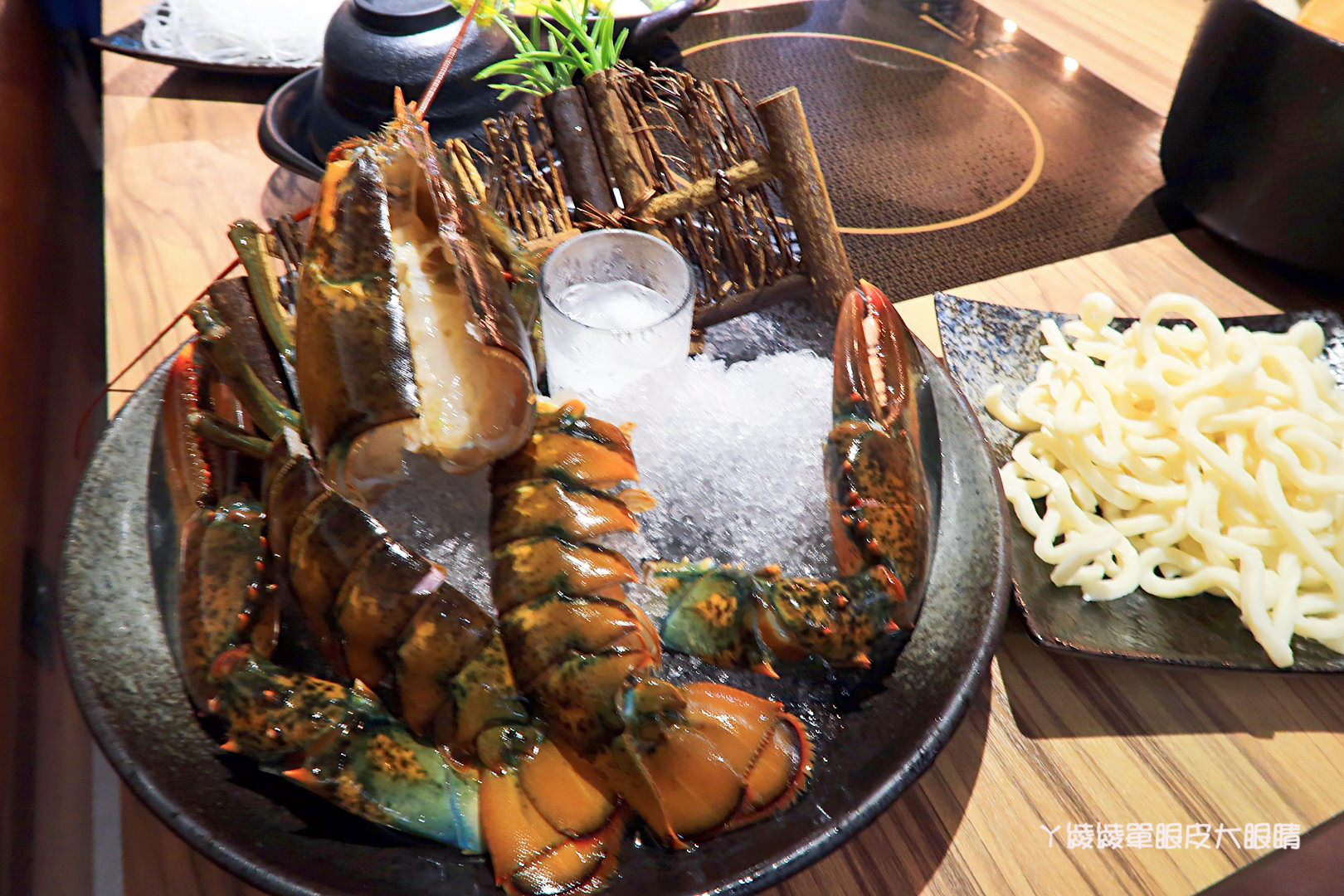 新竹火鍋推薦極鼎鮮鍋物！活跳跳的波士頓龍蝦自己撈，大肉盤吃到不要不要，巨城附近新開幕東大路上火鍋