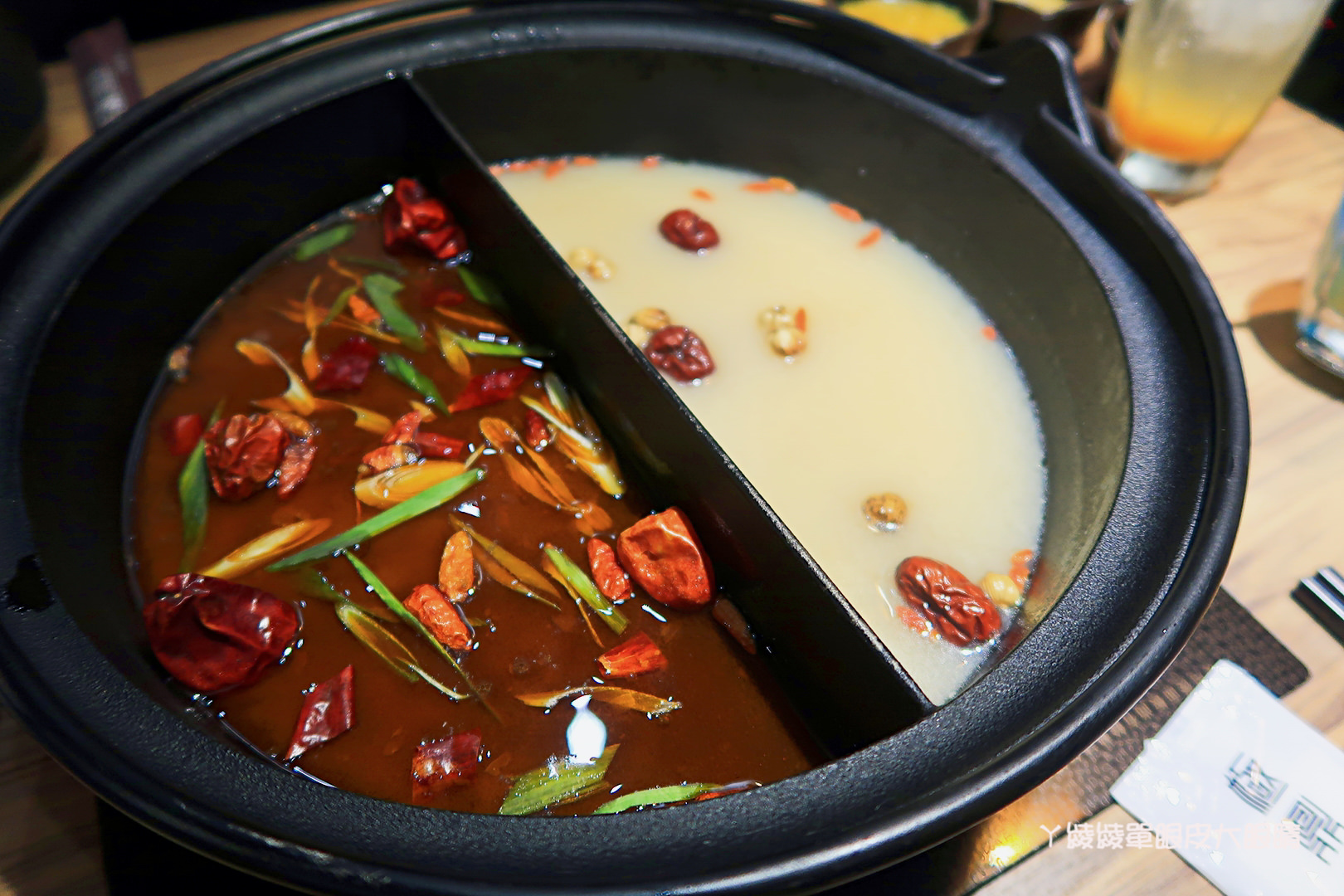 新竹火鍋推薦極鼎鮮鍋物！活跳跳的波士頓龍蝦自己撈，大肉盤吃到不要不要，巨城附近新開幕東大路上火鍋