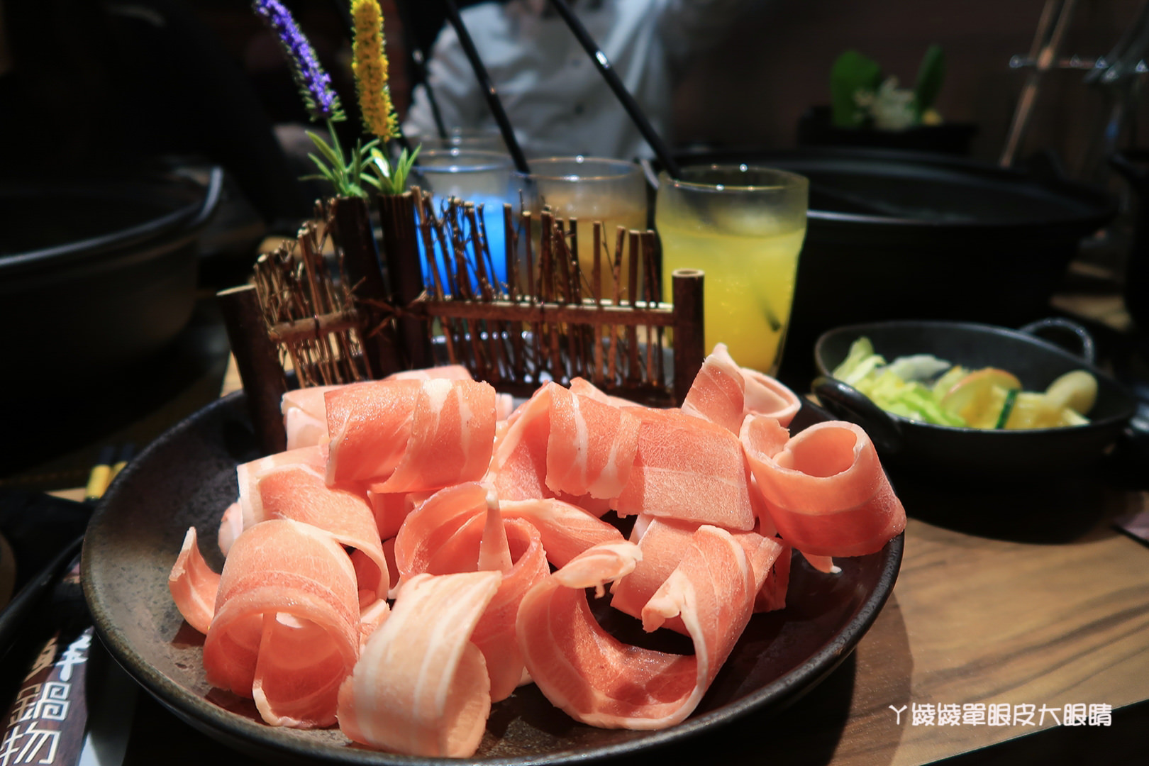 新竹火鍋推薦極鼎鮮鍋物！活跳跳的波士頓龍蝦自己撈，大肉盤吃到不要不要，巨城附近新開幕東大路上火鍋