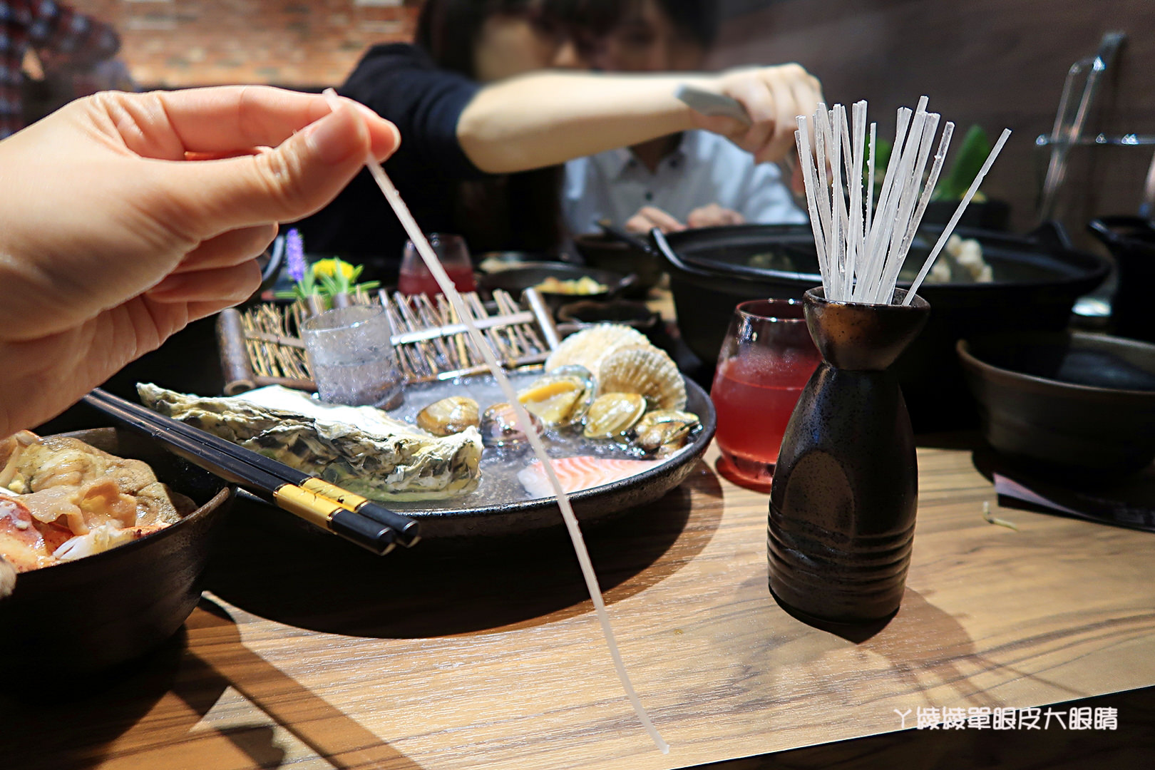 新竹火鍋推薦極鼎鮮鍋物！活跳跳的波士頓龍蝦自己撈，大肉盤吃到不要不要，巨城附近新開幕東大路上火鍋