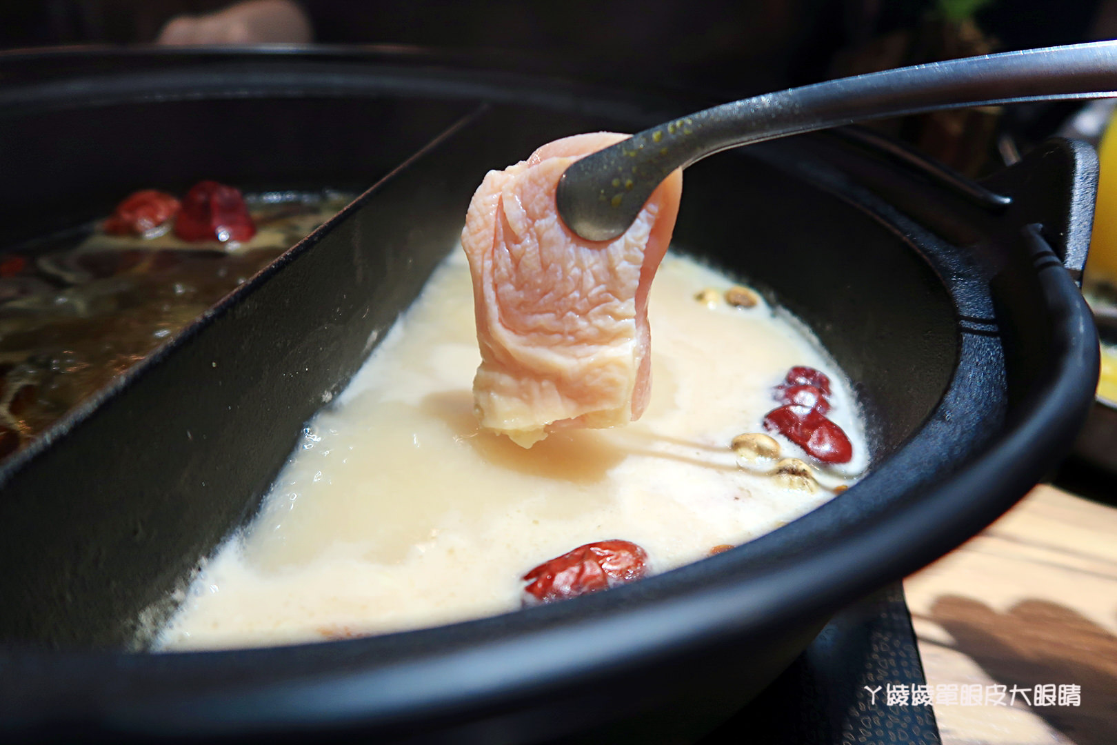 新竹火鍋推薦極鼎鮮鍋物!活跳跳的波士頓龍蝦自己撈,大肉盤吃到不要不要,巨城附近新開幕東大路上火鍋