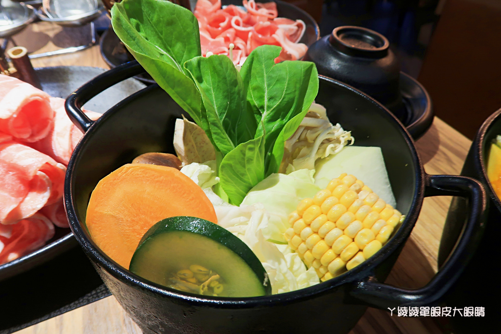 新竹火鍋推薦極鼎鮮鍋物！活跳跳的波士頓龍蝦自己撈，大肉盤吃到不要不要，巨城附近新開幕東大路上火鍋