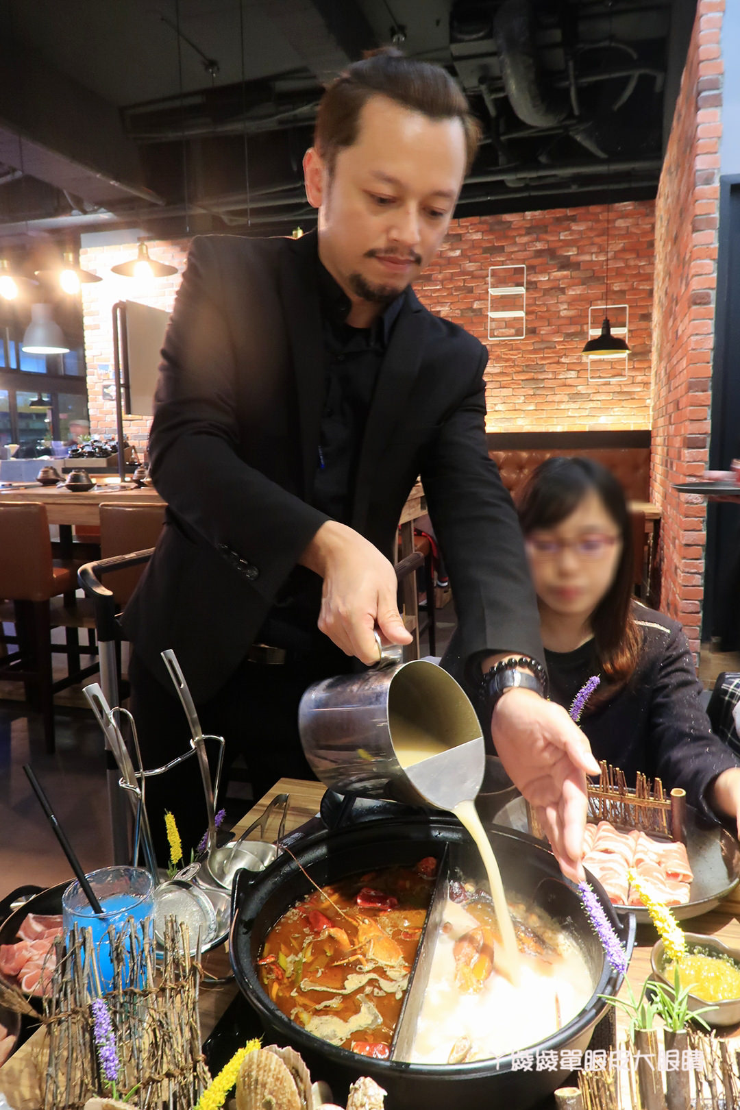 新竹火鍋推薦極鼎鮮鍋物！活跳跳的波士頓龍蝦自己撈，大肉盤吃到不要不要，巨城附近新開幕東大路上火鍋