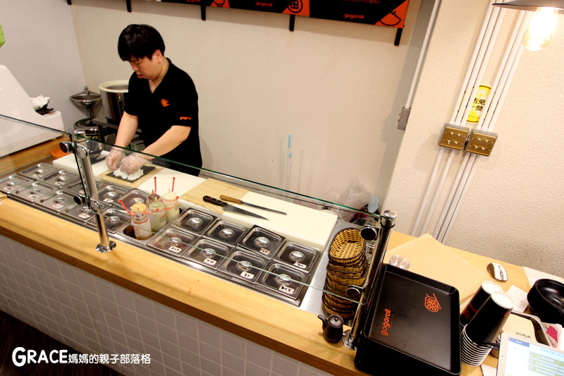  gogoroll-大直日式料理美食推薦-家庭式餐廳-日本壽司墨西哥捲-日式丼飯炸物-壽司捲餅-夏威夷丼飯-日式丼飯-實踐大學學生商圈-大直圖書館附進-近大直捷運站1號出口-免費外送-斜角巷桌遊店1樓-台灣旅遊美食親子部落客grace媽媽的親子部落格