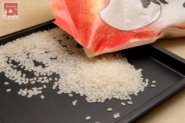 芳榮米廠：【臺南美食】花現臺南越光米，千人於木棉花道手作長壽司~臺南越光米(臺南16號品種)