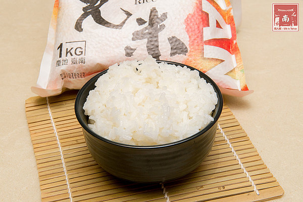 芳榮米廠：【臺南美食】花現臺南越光米，千人於木棉花道手作長壽司~臺南越光米(臺南16號品種)