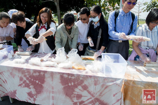 芳榮米廠：【臺南美食】花現臺南越光米，千人於木棉花道手作長壽司~臺南越光米(臺南16號品種)