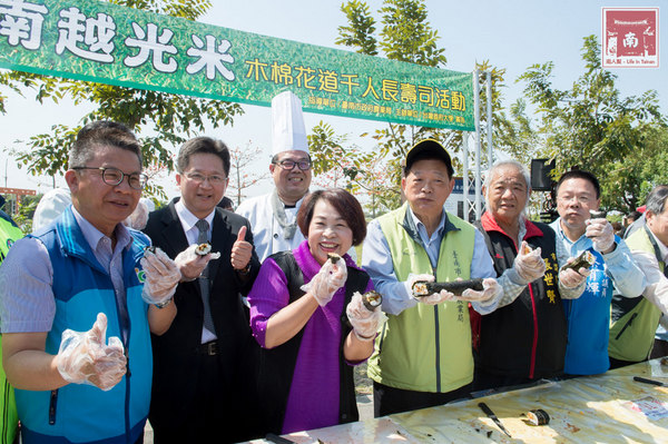芳榮米廠：【臺南美食】花現臺南越光米，千人於木棉花道手作長壽司~臺南越光米(臺南16號品種)