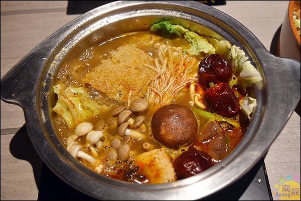 這一小鍋:台中爆量小火鍋。肉盤堆成山菜盤滿滿滿根本是一大鍋!湯頭超讚、飲料冰淇淋無限供應CP值很高