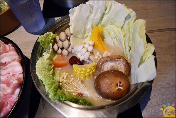 這一小鍋:台中爆量小火鍋。肉盤堆成山菜盤滿滿滿根本是一大鍋!湯頭超讚、飲料冰淇淋無限供應CP值很高