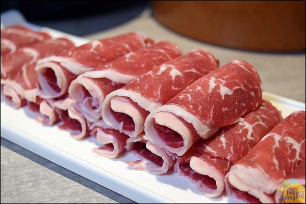 這一小鍋:台中爆量小火鍋。肉盤堆成山菜盤滿滿滿根本是一大鍋!湯頭超讚、飲料冰淇淋無限供應CP值很高