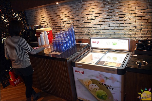 這一小鍋:台中爆量小火鍋。肉盤堆成山菜盤滿滿滿根本是一大鍋!湯頭超讚、飲料冰淇淋無限供應CP值很高