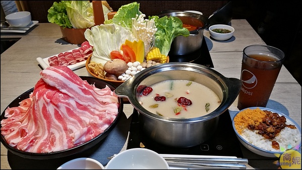 這一小鍋:台中爆量小火鍋。肉盤堆成山菜盤滿滿滿根本是一大鍋!湯頭超讚、飲料冰淇淋無限供應CP值很高