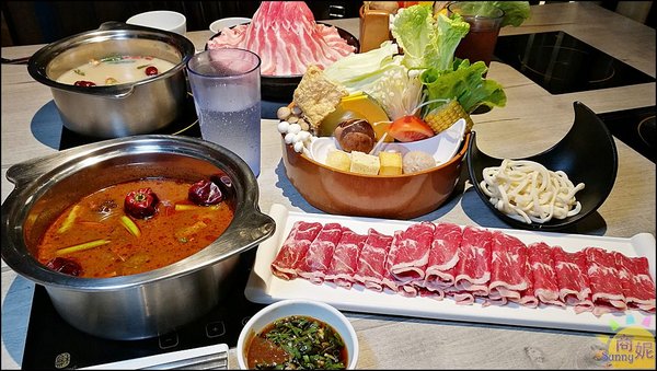 這一小鍋:台中爆量小火鍋。肉盤堆成山菜盤滿滿滿根本是一大鍋!湯頭超讚、飲料冰淇淋無限供應CP值很高