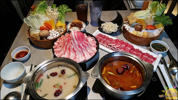 這一小鍋:台中爆量小火鍋。肉盤堆成山菜盤滿滿滿根本是一大鍋!湯頭超讚、飲料冰淇淋無限供應CP值很高