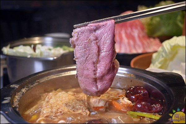 這一小鍋:台中爆量小火鍋。肉盤堆成山菜盤滿滿滿根本是一大鍋!湯頭超讚、飲料冰淇淋無限供應CP值很高