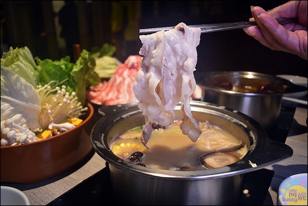 這一小鍋:台中爆量小火鍋。肉盤堆成山菜盤滿滿滿根本是一大鍋!湯頭超讚、飲料冰淇淋無限供應CP值很高