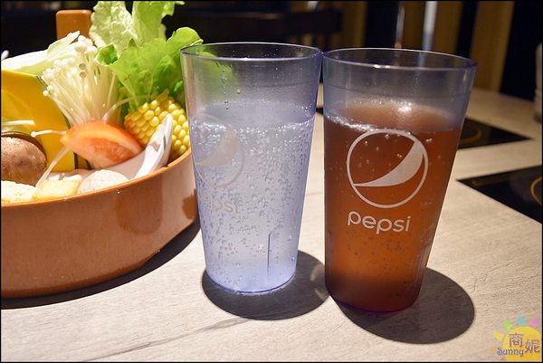 這一小鍋:台中爆量小火鍋。肉盤堆成山菜盤滿滿滿根本是一大鍋!湯頭超讚、飲料冰淇淋無限供應CP值很高