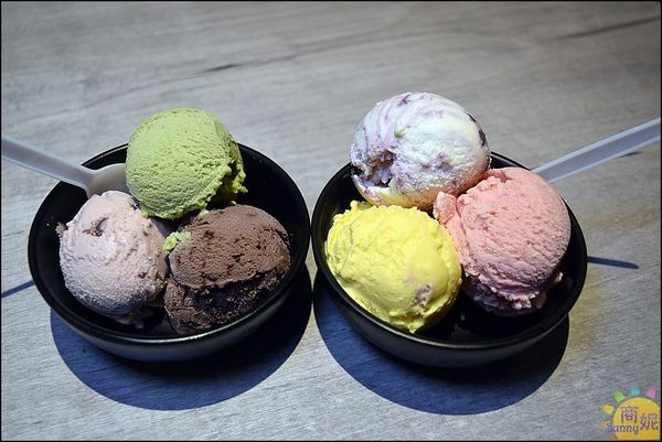 這一小鍋:台中爆量小火鍋。肉盤堆成山菜盤滿滿滿根本是一大鍋!湯頭超讚、飲料冰淇淋無限供應CP值很高