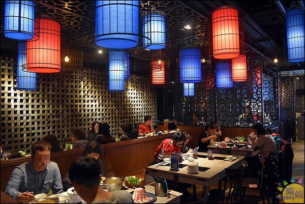 這一小鍋:台中爆量小火鍋。肉盤堆成山菜盤滿滿滿根本是一大鍋!湯頭超讚、飲料冰淇淋無限供應CP值很高