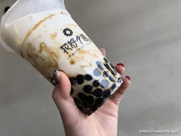 花好月圓 飲料專賣店：台中美食│花好月圓-茶飲專賣〃台中黑糖珍珠鮮奶再一發!!近勤美綠園道，使用小農鮮奶，黑糖珍珠入味又Q彈~