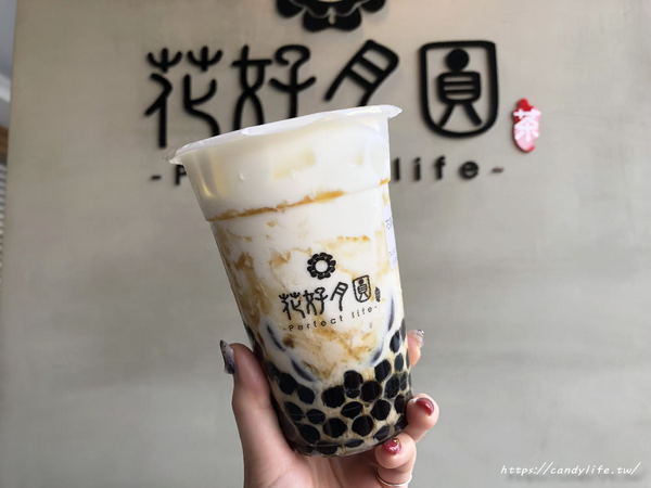 花好月圓 飲料專賣店：台中美食│花好月圓-茶飲專賣〃台中黑糖珍珠鮮奶再一發!!近勤美綠園道，使用小農鮮奶，黑糖珍珠入味又Q彈~