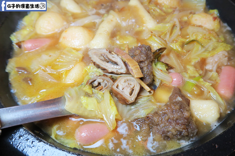 新莊老地方自助石頭火鍋-店家大腸超好吃