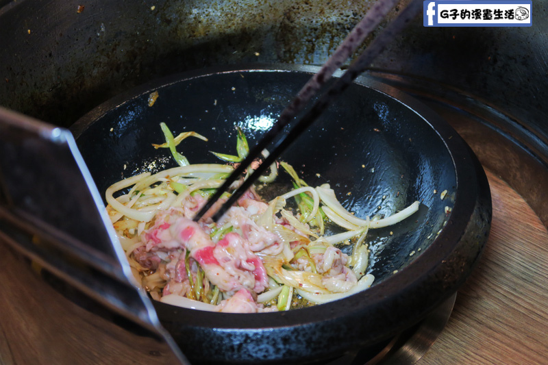 新莊老地方自助石頭火鍋-肉片炒香
