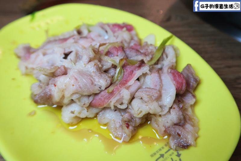 新莊老地方自助石頭火鍋-炒半熟的牛肉片