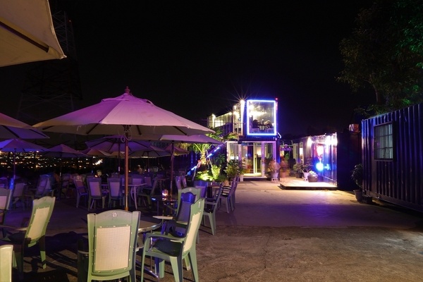 向海咖啡屋:【台中龍井景點】向海咖啡屋~貨櫃屋夜景餐廳 浪漫的LED愛心造景 魔幻翅膀美拍