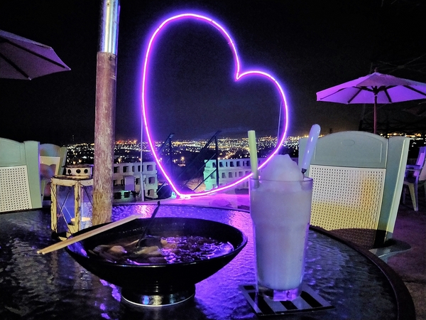 向海咖啡屋:【台中龍井景點】向海咖啡屋~貨櫃屋夜景餐廳 浪漫的LED愛心造景 魔幻翅膀美拍