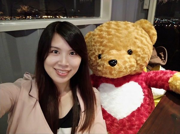 向海咖啡屋:【台中龍井景點】向海咖啡屋~貨櫃屋夜景餐廳 浪漫的LED愛心造景 魔幻翅膀美拍