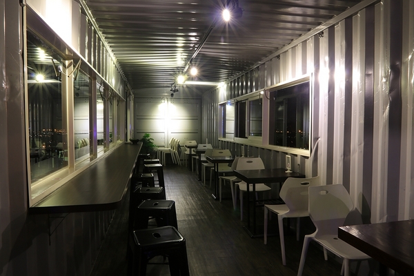 向海咖啡屋:【台中龍井景點】向海咖啡屋~貨櫃屋夜景餐廳 浪漫的LED愛心造景 魔幻翅膀美拍