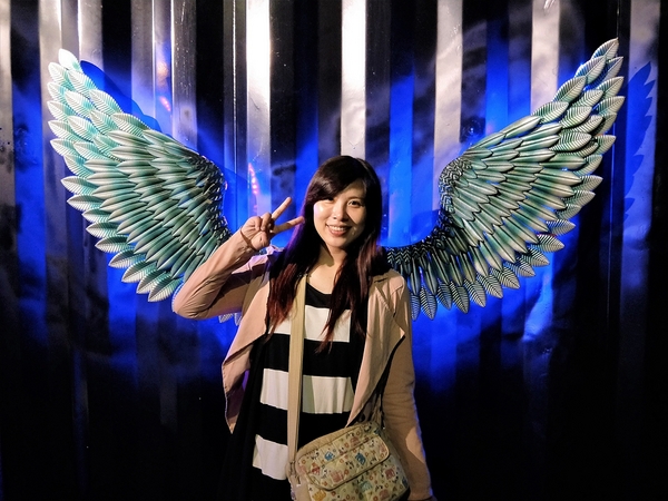 向海咖啡屋:【台中龍井景點】向海咖啡屋~貨櫃屋夜景餐廳 浪漫的LED愛心造景 魔幻翅膀美拍