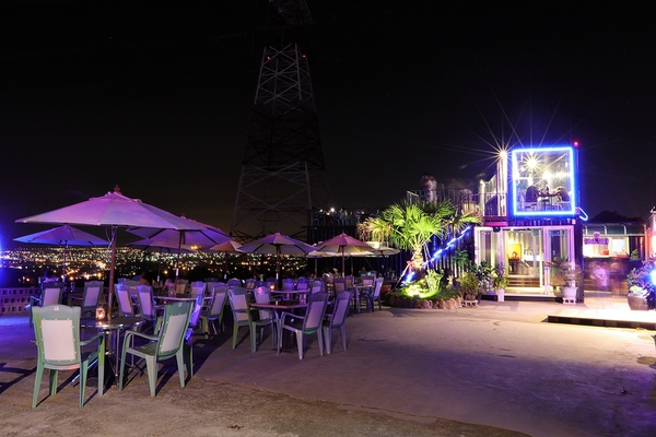 向海咖啡屋:【台中龍井景點】向海咖啡屋~貨櫃屋夜景餐廳 浪漫的LED愛心造景 魔幻翅膀美拍