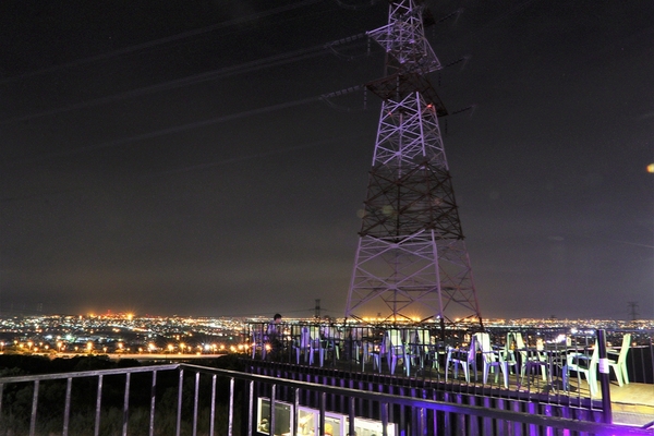 向海咖啡屋:【台中龍井景點】向海咖啡屋~貨櫃屋夜景餐廳 浪漫的LED愛心造景 魔幻翅膀美拍