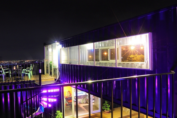 向海咖啡屋:【台中龍井景點】向海咖啡屋~貨櫃屋夜景餐廳 浪漫的LED愛心造景 魔幻翅膀美拍