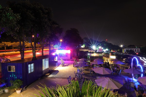 向海咖啡屋:【台中龍井景點】向海咖啡屋~貨櫃屋夜景餐廳 浪漫的LED愛心造景 魔幻翅膀美拍