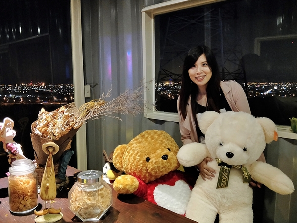 向海咖啡屋:【台中龍井景點】向海咖啡屋~貨櫃屋夜景餐廳 浪漫的LED愛心造景 魔幻翅膀美拍